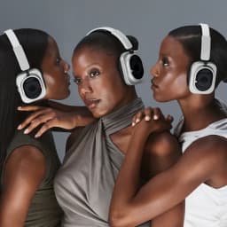 Auriculares Nothing Headphone (1) Pro Cancelación de Ruido Diadema Blanco - tres modelos con auriculares puestos