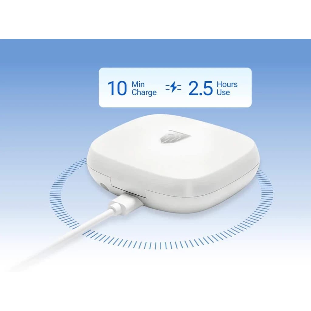 Estuche de carga blanco compacto con cable USB conectado, logo centrado y tapa frontal. Indicador destaca 10 min de carga para 2.5 horas de uso.