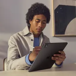 Apple iPad Pro M5 13 pouces 512 Go Noir OLED 120Hz 5G - homme utilisant l'Apple Pencil sur la tablette
