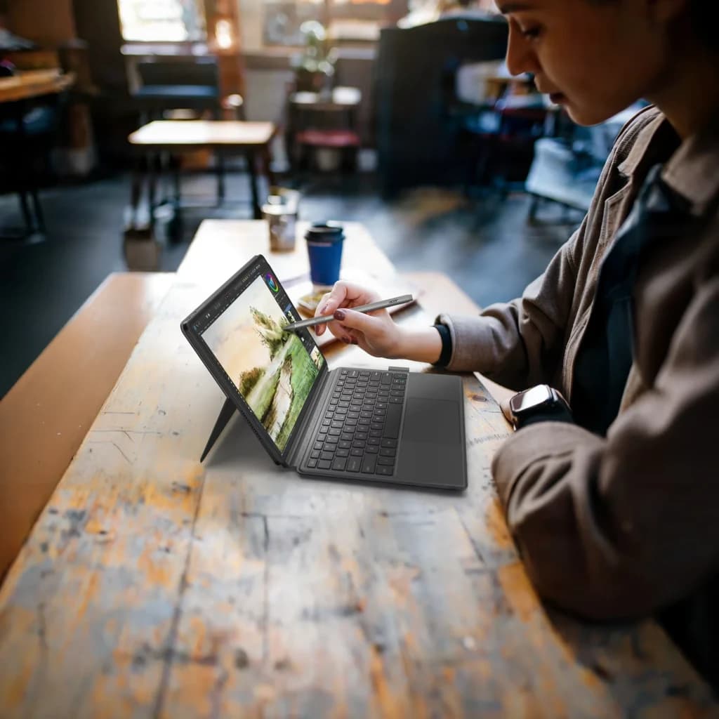 Acer Iconia S12 12.2 polegadas 8GB/256GB Cinzento Dimensity 8300 WiFi - pessoa desenhando com stylus em café, teclado