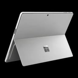 Surface Pro platino con soporte trasero ajustable, cámara y logo Microsoft centrado. Chasis delgado metálico, bordes limpios y acabado premium.