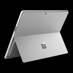 Surface Pro platino con soporte trasero integrado, bisagra amplia y cámara trasera centrada; cuerpo delgado de aluminio, logo Microsoft reflectante en la tapa
