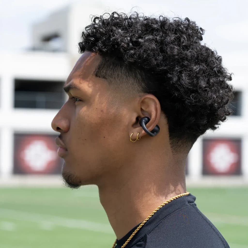 Auriculares JLab Flex ENC TWS In-Ear Bluetooth 5.4 Negro - perfil lateral de hombre con earbud negro en oreja, gancho