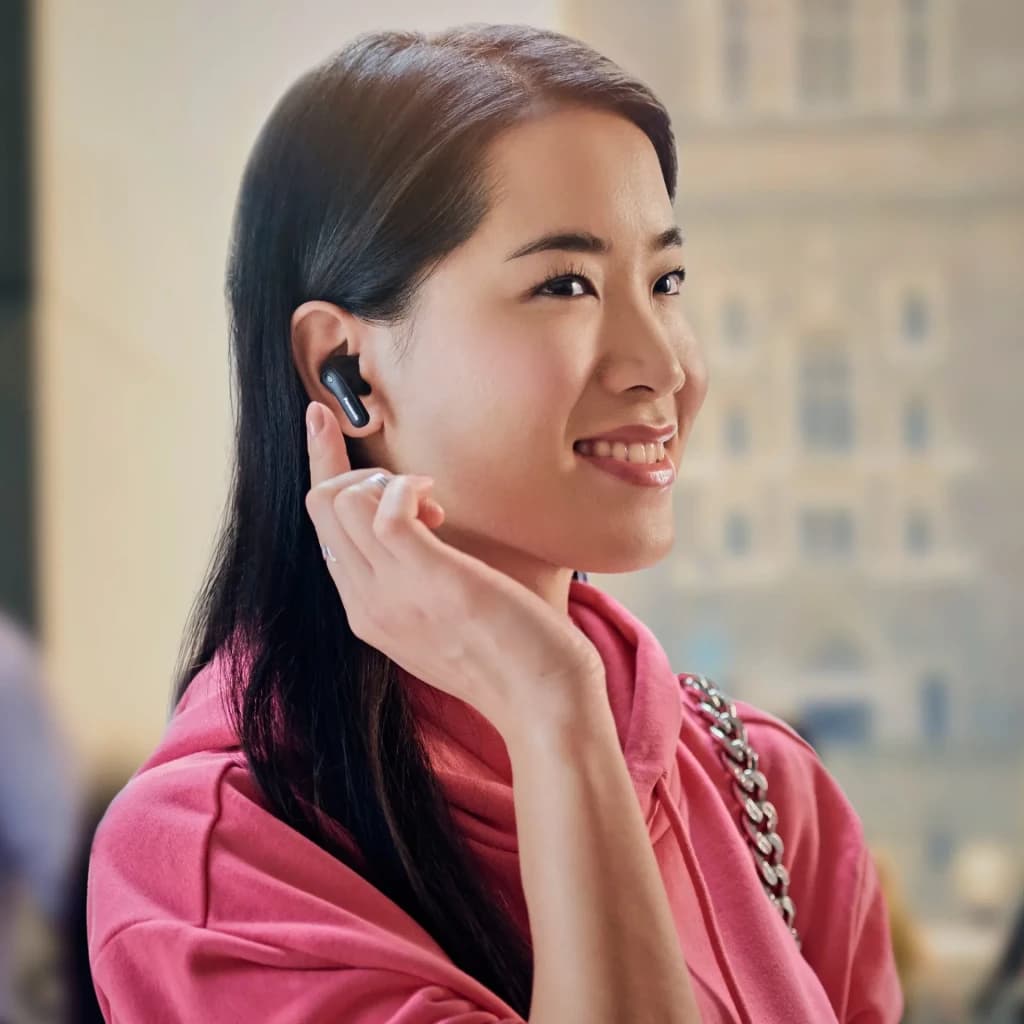 Auriculares true wireless Panasonic Cancelamento de Ruído Híbrido TWS Bluetooth 5.3 Preto RZ-B310W - mulher sorridente