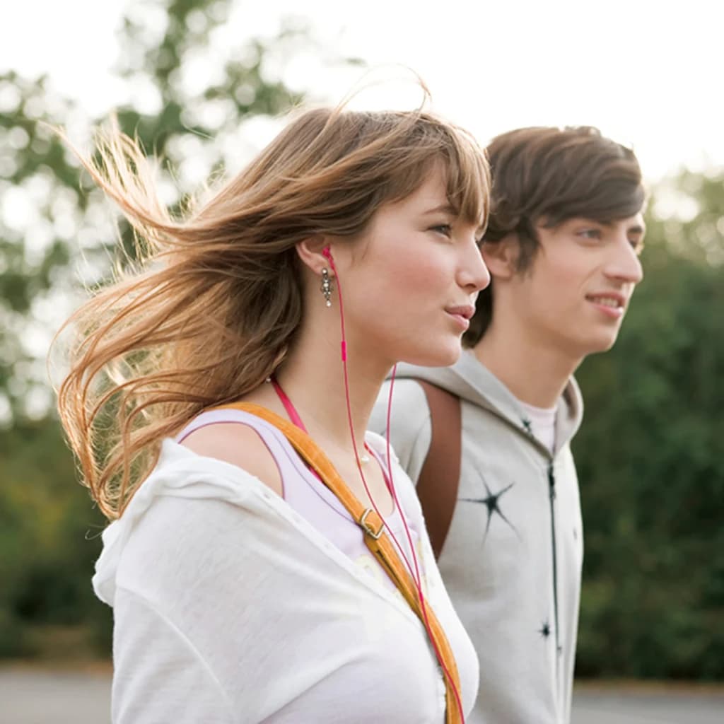 Auriculares Panasonic In-Ear Jack 3,5mm Rosa RP-TCM115 - jovem com auriculares rosas colocados a passear ao ar livre