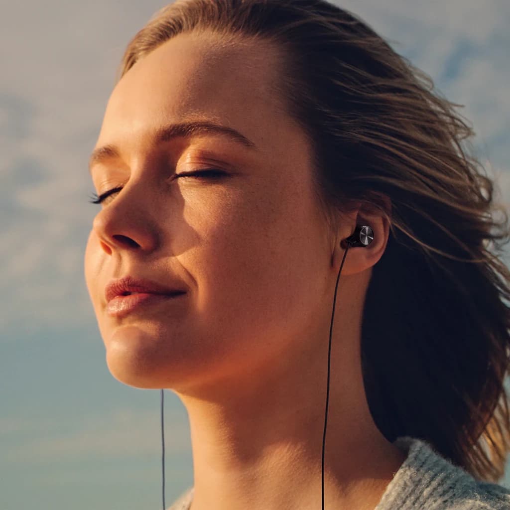 Auriculares Panasonic In-Ear USB-C Azul RP-TCM225 - mulher de olhos fechados a ouvir música ao ar livre