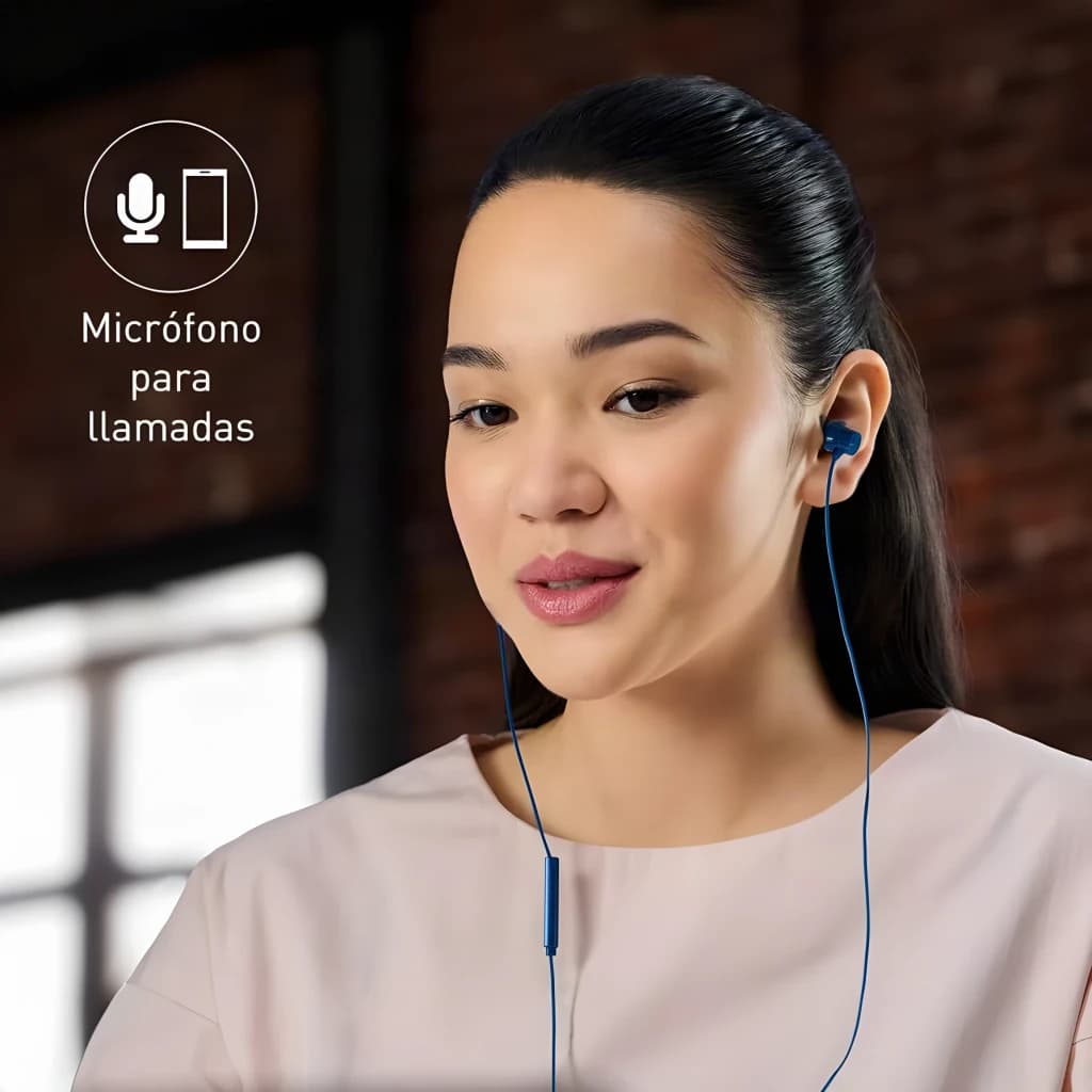 Auriculares Panasonic In-Ear USB-C Azul RP-TCM225 - mulher com auricular azul e cabo com microfone em linha
