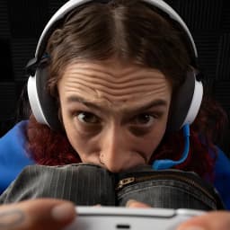 Auriculares Skullcandy SLYR Pro Wireless Gaming PlayStation Inalámbrico Negro/Azul - gamer con auriculares puestos