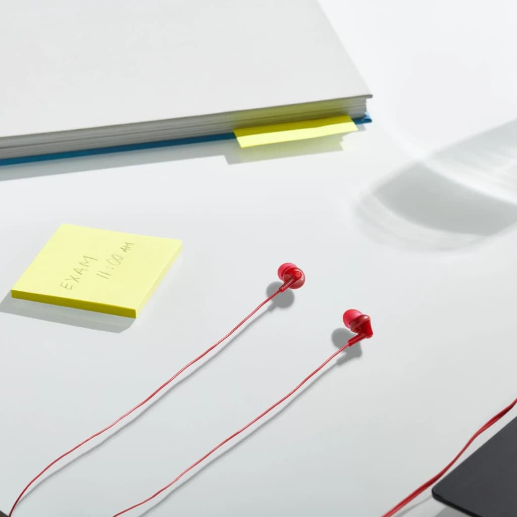 Auriculares Panasonic In-Ear Jack 3,5mm Vermelho RP-HJE125 - auriculares vermelhos em secretária com livros e nota
