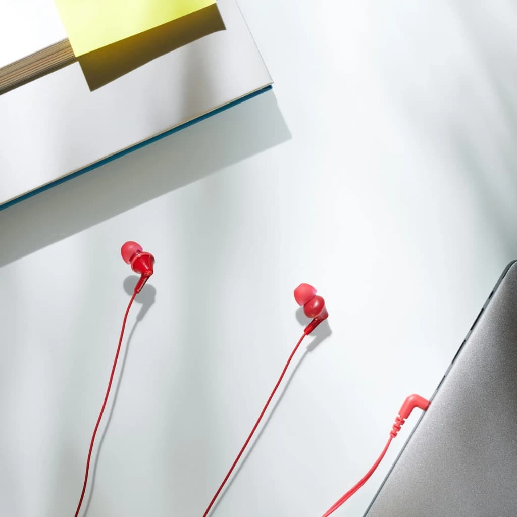 Auriculares Panasonic In-Ear Jack 3,5mm Vermelho RP-HJE125 - dois auriculares sobre superfície com livro