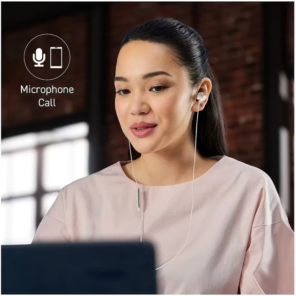 Auriculares Panasonic In-Ear USB-C Branco RP-TCM225 - mulher em chamada com microfone inline visível