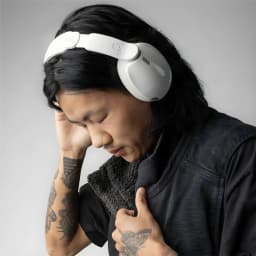 Casque Skullcandy Hesh 540 ANC Réduction de Bruit Arceau Bluetooth 5.3 Blanc - personne tatouée le portant