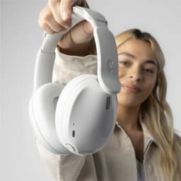 Casque Skullcandy Hesh 540 ANC Réduction de Bruit Arceau Bluetooth 5.3 Blanc - femme tient le casque en montrant