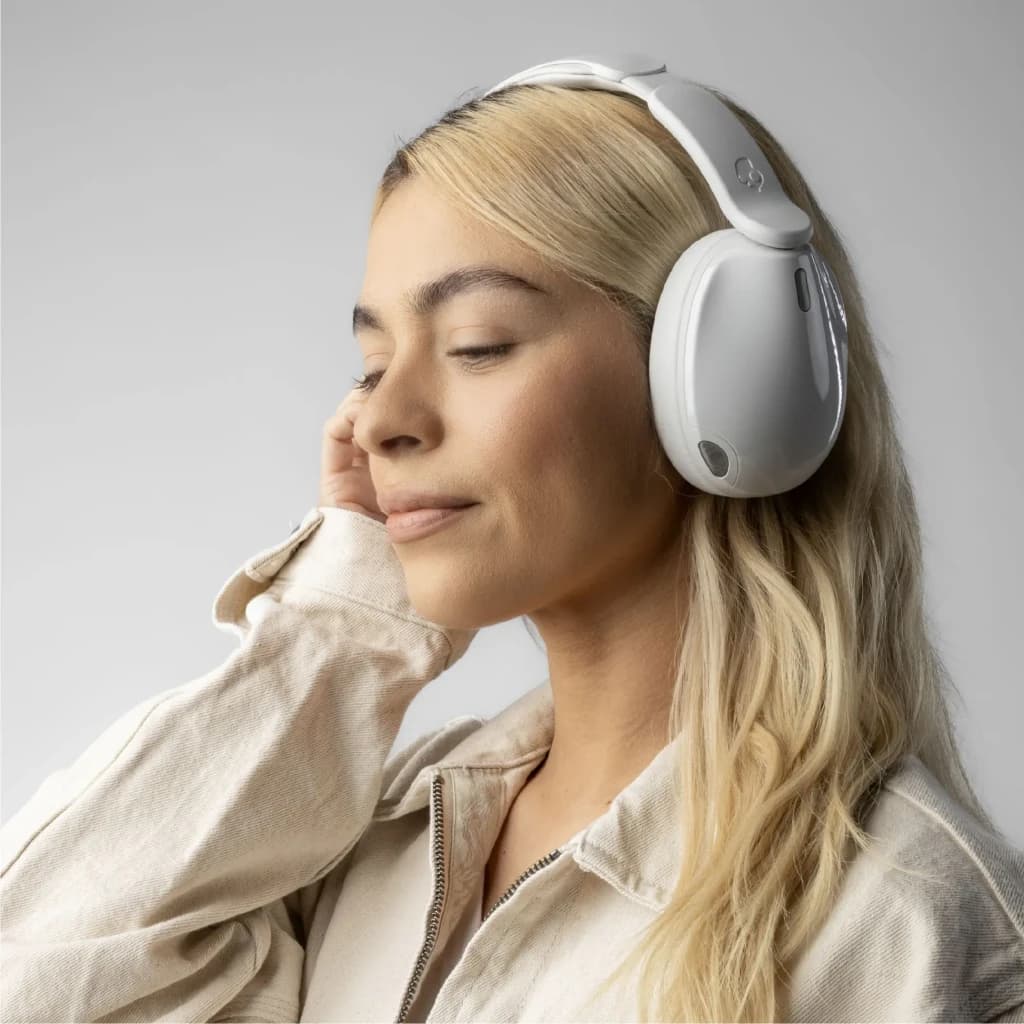 Casque Skullcandy Hesh 540 ANC Réduction de Bruit Arceau Bluetooth 5.3 Blanc - femme yeux fermés le portant