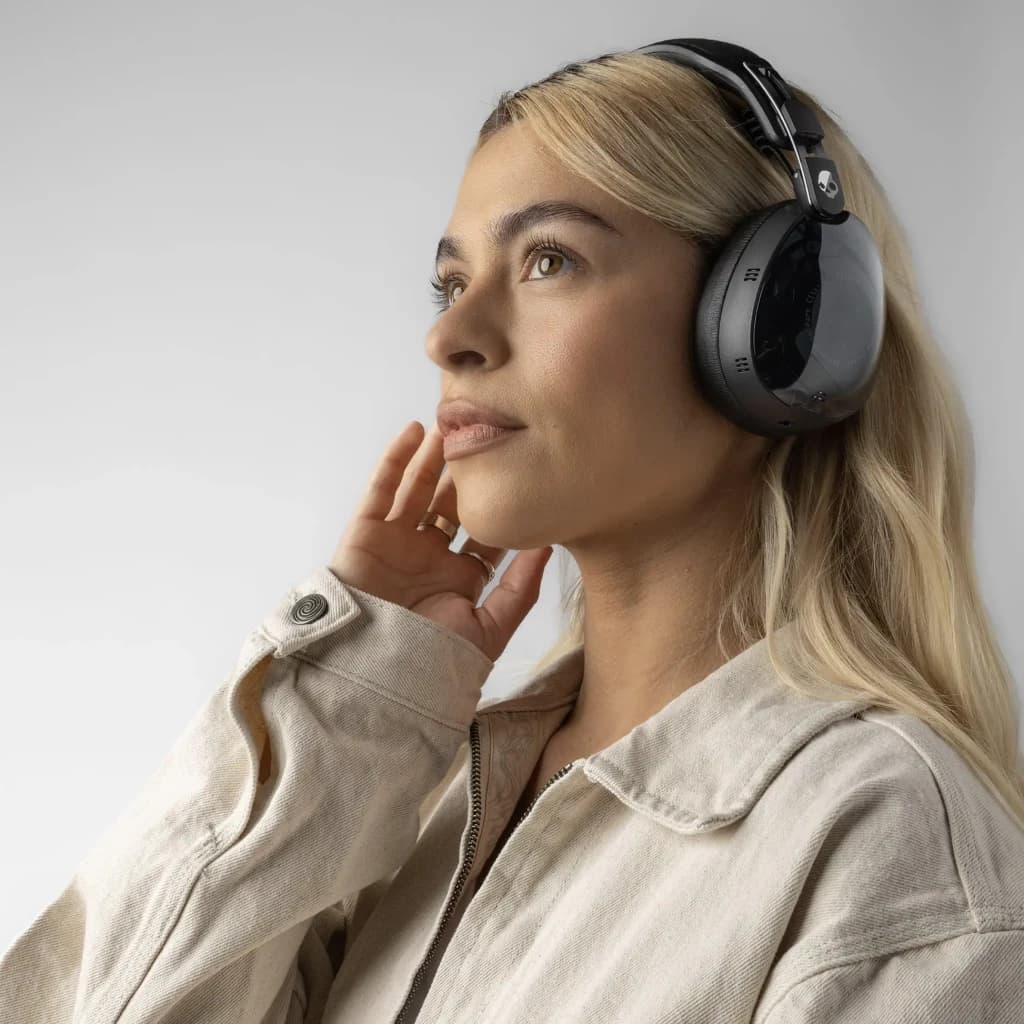 Casque Skullcandy Aviator 900 ANC Réduction de Bruit Arceau Bluetooth 5.3 Noir - femme de profil droit, coussinets