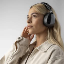 Casque Skullcandy Aviator 900 ANC Réduction de Bruit Arceau Bluetooth 5.3 Noir - femme de profil droit, coussinets