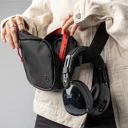 Casque Skullcandy Aviator 900 ANC Réduction de Bruit Arceau Bluetooth 5.3 Noir - accroché à un sac noir Skullcandy