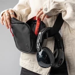 Casque Skullcandy Aviator 900 ANC Réduction de Bruit Arceau Bluetooth 5.3 Noir - accroché à un sac Skullcandy noir