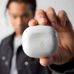 Écouteurs Skullcandy Rail ANC True Wireless Réduction de Bruit TWS Blanc - main tenant l'étui fermé avec logo tête