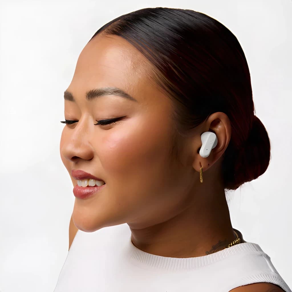 Auriculares Skullcandy Dime Evo TWS In-Ear Bluetooth 5.3 8h + 36h estuche Blanco - mujer de perfil con earbud blanco