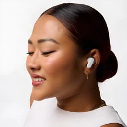 Auriculares Skullcandy Dime Evo TWS In-Ear Bluetooth 5.3 8h + 36h estuche Blanco - mujer de perfil con earbud blanco