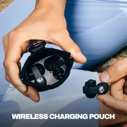 Écouteurs Skullcandy Push 720 Open-Ear Bluetooth 5.3 6h + 24h étui IP67 Noir/Argent - mains tenant l'étui de charge