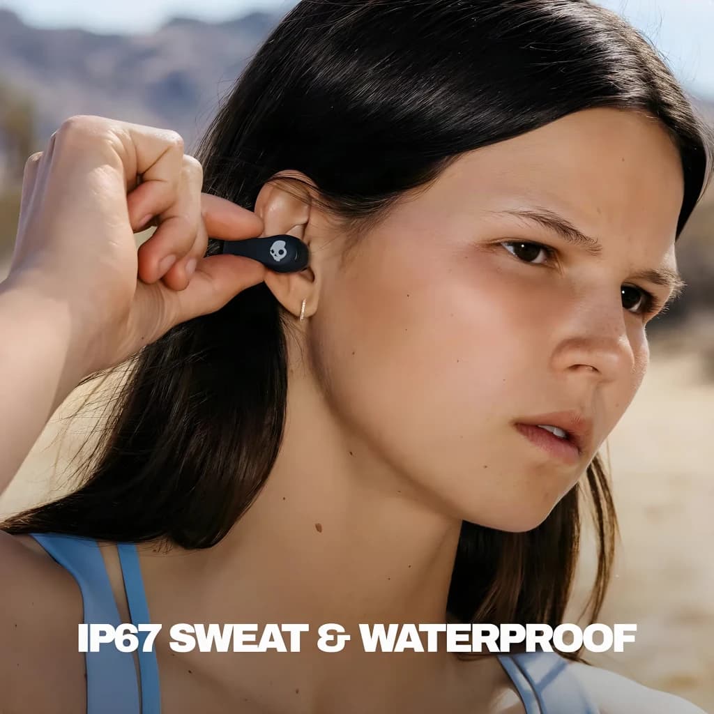 Écouteurs Skullcandy Push 720 Open-Ear Bluetooth 5.3 6h + 24h étui IP67 Noir/Argent - femme insérant l'écouteur
