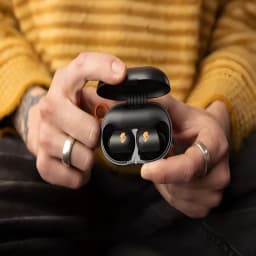 Auriculares Skullcandy Sesh ANC True Wireless Cancelamento de Ruído TWS Bluetooth 5.2 Preto - mãos segurando
