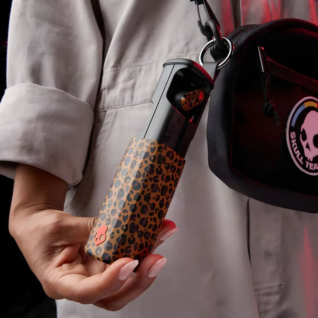 Écouteurs sans fil TWS Skullcandy Method 360 ANC Leopard avec réduction de bruit active Noir Multicolor - main tenant l'étui