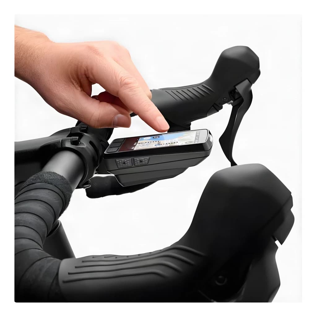 Cyclocomputer GPS Wahoo Fitness ELEMNT ROAM 3 Gris 17h ANT+ Bluetooth WiFi - main appuyant sur bouton supérieur