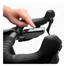 Cyclocomputer GPS Wahoo Fitness ELEMNT ROAM 3 Gris 17h ANT+ Bluetooth WiFi - main appuyant sur bouton supérieur