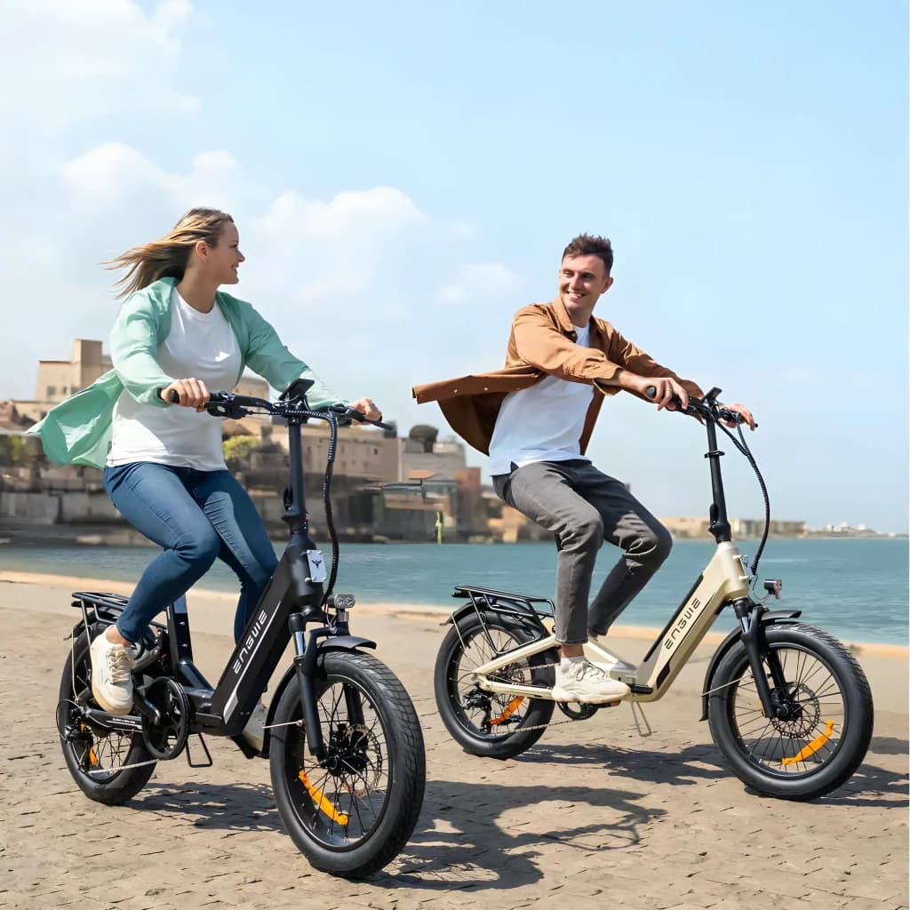 Vélo électrique pliant ENGWE L20 3.0 Boost 250W 135km 25km/h Or - couple roulant sur un front de mer, versions