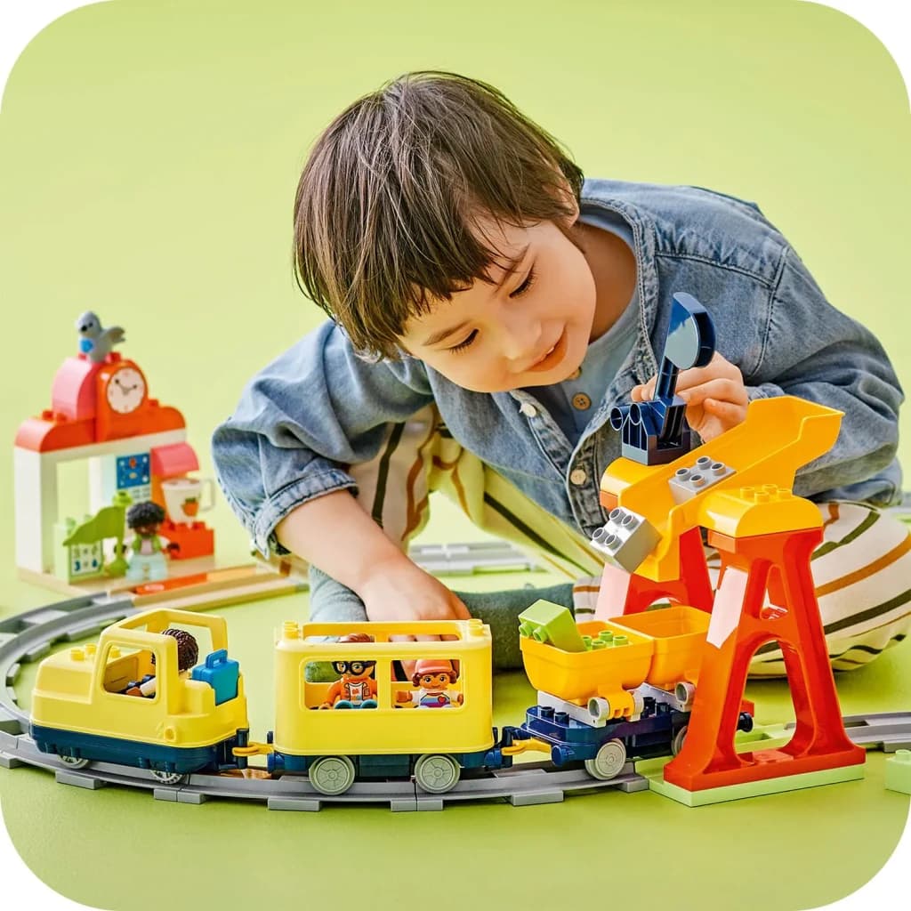 LEGO DUPLO Gran Tren Interactivo 10428 103 piezas 3+ años - niño jugando con el tren amarillo sobre vías circulares