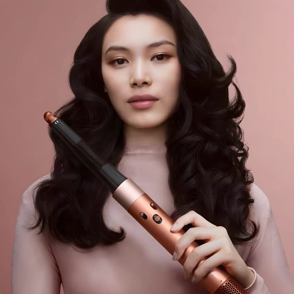Moldeador de pelo Dyson Airwrap i.d. Straight + Wavy Pátina Cerámica/Topacio Naranja - modelo con rizos voluminosos