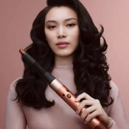 Moldeador de pelo Dyson Airwrap i.d. Straight + Wavy Pátina Cerámica/Topacio Naranja - modelo con rizos voluminosos