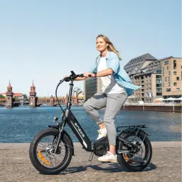 Vélo Électrique ENGWE L20 3.0 Pro 250W Moteur Central 100Nm 160km 25km/h Noir - femme roulant sur une promenade