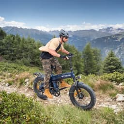Bicicleta eléctrica ENGWE Engine Pro 3.0 Boost 250W 130km 25km/h Azul - ciclista con casco en sendero rocoso