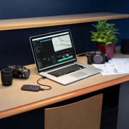 SanDisk Extreme PRO Portable SSD V2 1 To NVMe USB-C 3.2 Gen 2x2 Noir - branché à un MacBook avec logiciel