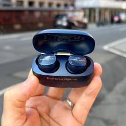 Écouteurs Bowers & Wilkins Pi8 True Wireless Réduction de Bruit TWS Bleu Nuit Midnight - en utilisation
