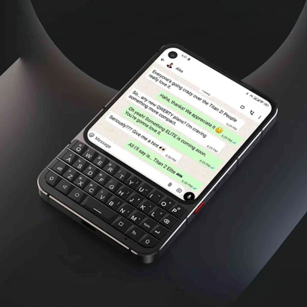 Unihertz Titan 2 Elite 5G 12Go/256Go Noir 4,03 pouces AMOLED 120Hz 50MP OIS Dimensity 7400, vue en perspective: clavier