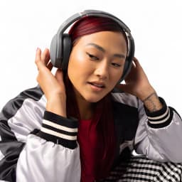 Casque Skullcandy Crusher Evo Supra-auriculaire Bluetooth 5.0 40h Gris - femme aux cheveux rouges le portant mains