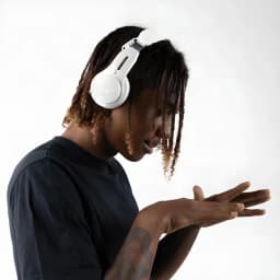 Casque Skullcandy Icon ANC Réduction de Bruit Supra-auriculaire Bluetooth 5.3 - modèle de profil avec arceau blanc