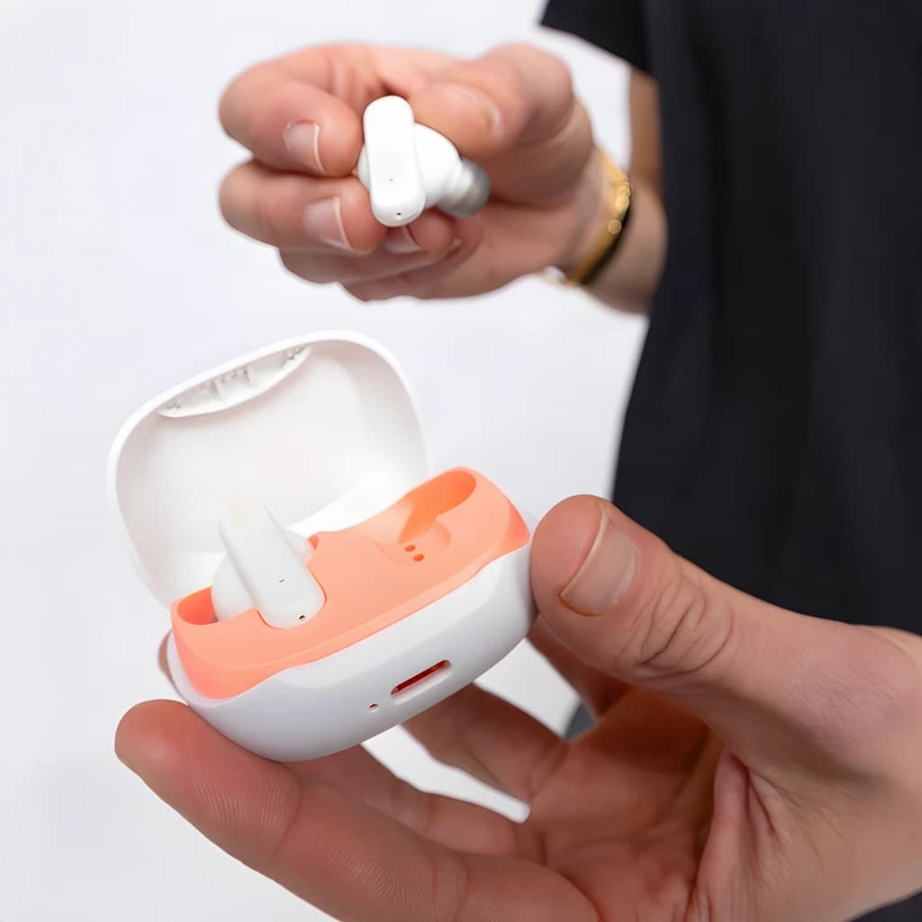 Écouteurs sans fil Skullcandy Smokin' Buds TWS In-Ear Bluetooth 5.2 Orange/Blanc - main tenant le boîtier