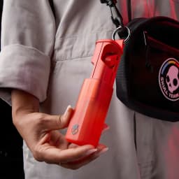 Écouteurs sans fil Skullcandy Method 360 ANC Réduction de Bruit TWS Rouge - main tenant l'étui rouge ouvert