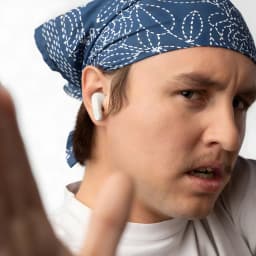 Écouteurs Skullcandy Rail TWS Intra-Auriculaires Bluetooth 5.2 Blanc Cassé - écouteur droit dans l'oreille d'un homme