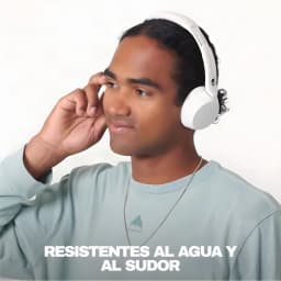 Auriculares inalámbricos on-ear Skullcandy Icon 180 Diadema Bluetooth 5.3 50h Blanco - hombre ajustando la almohadilla