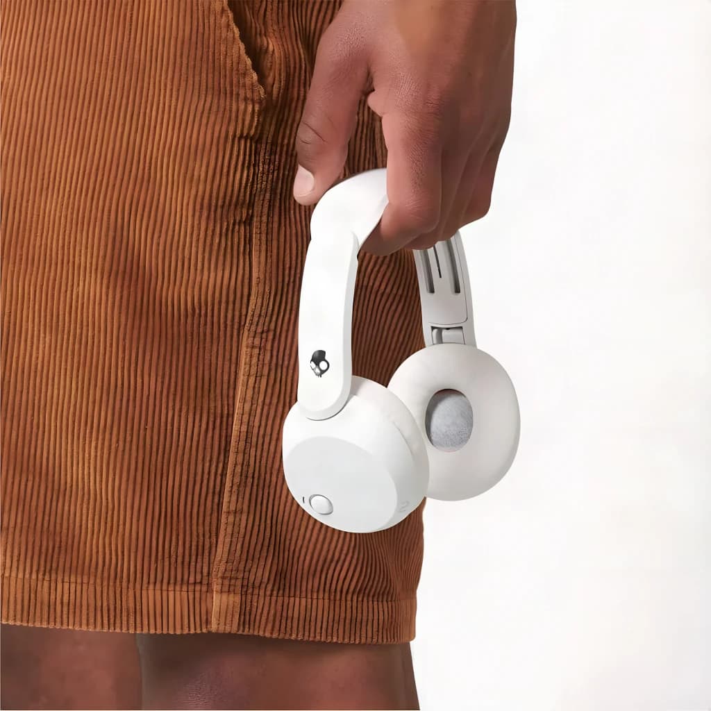 Auriculares inalámbricos on-ear Skullcandy Icon 180 Diadema Bluetooth 5.3 50h Blanco - persona sostiene