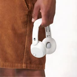 Auriculares inalámbricos on-ear Skullcandy Icon 180 Diadema Bluetooth 5.3 50h Blanco - persona sostiene