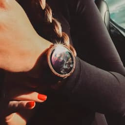 Polar Grit X2 GPS Mapas a Cores Offline Lanterna LED Castanho - relógio no pulso de mulher com reflexo de luz solar