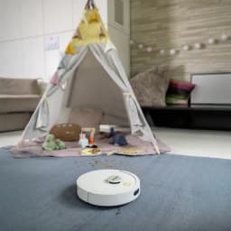 Robot Aspirador Kärcher RVC 3 Comfort Extra Branco LiDAR Lavagem 15000Pa 130min - limpando tapete em sala com tenda
